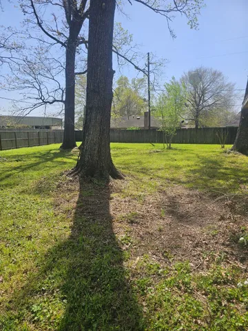 a view of a yard with a house