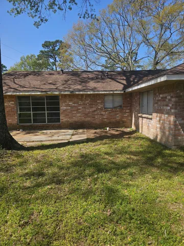 a view of a backyard