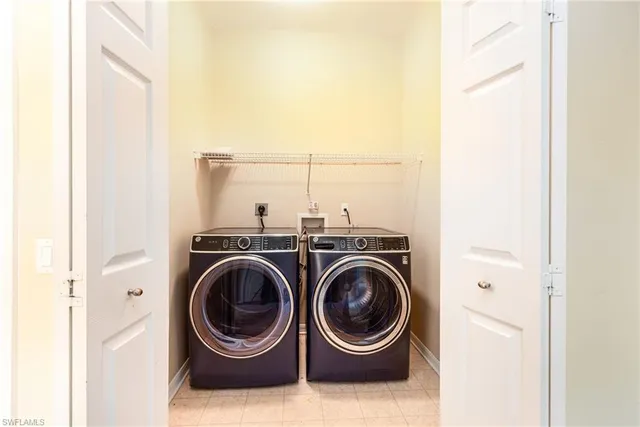 a view of entryway with washer and dryer