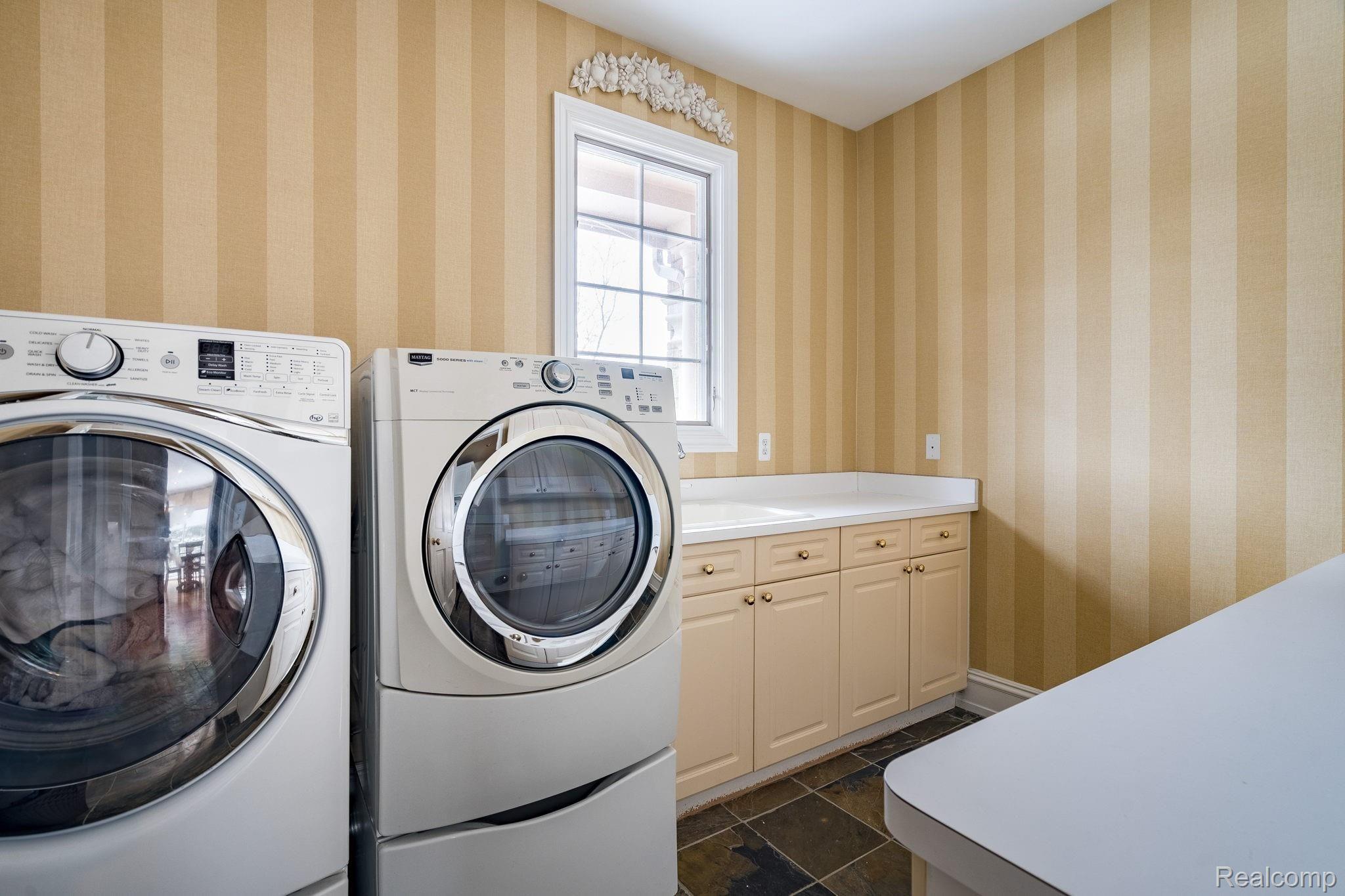 3960 Oak Pointe Court Rochester, MI 48306 - Photo 24 of 55 32-web-or-mls-3960-Oak-Pointe-Ct-32.jpg