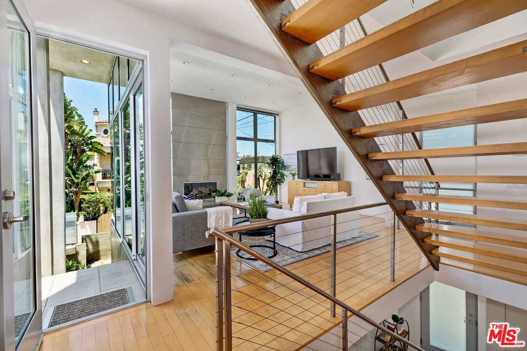 32 Fleet Street Marina del Rey, CA 90292 - Photo 2 of 39 a living room with furniture