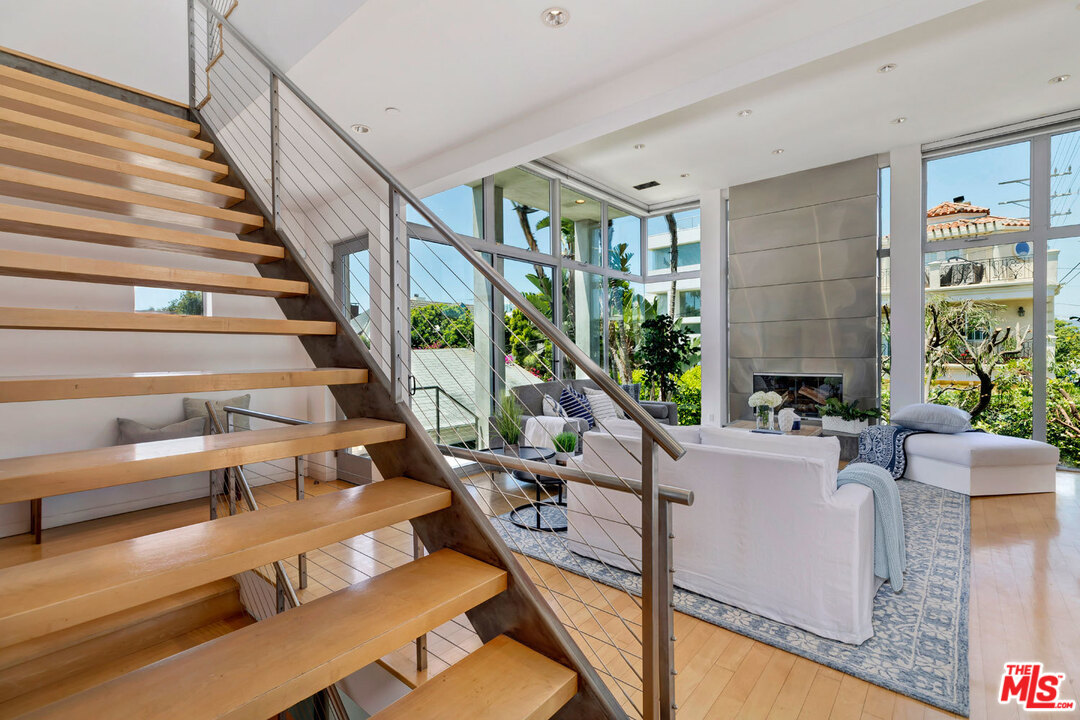 32 Fleet Street Marina del Rey, CA 90292 - Photo 15 of 39 a view of a living room and entryway