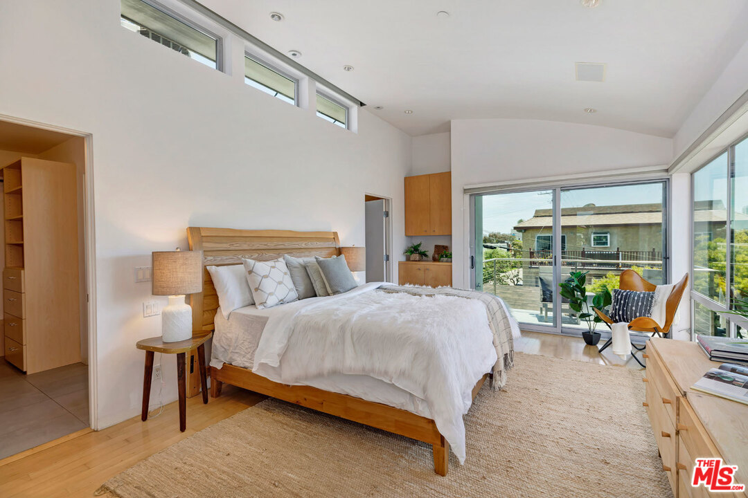 32 Fleet Street Marina del Rey, CA 90292 - Photo 16 of 39 a bedroom with a bed and a large window