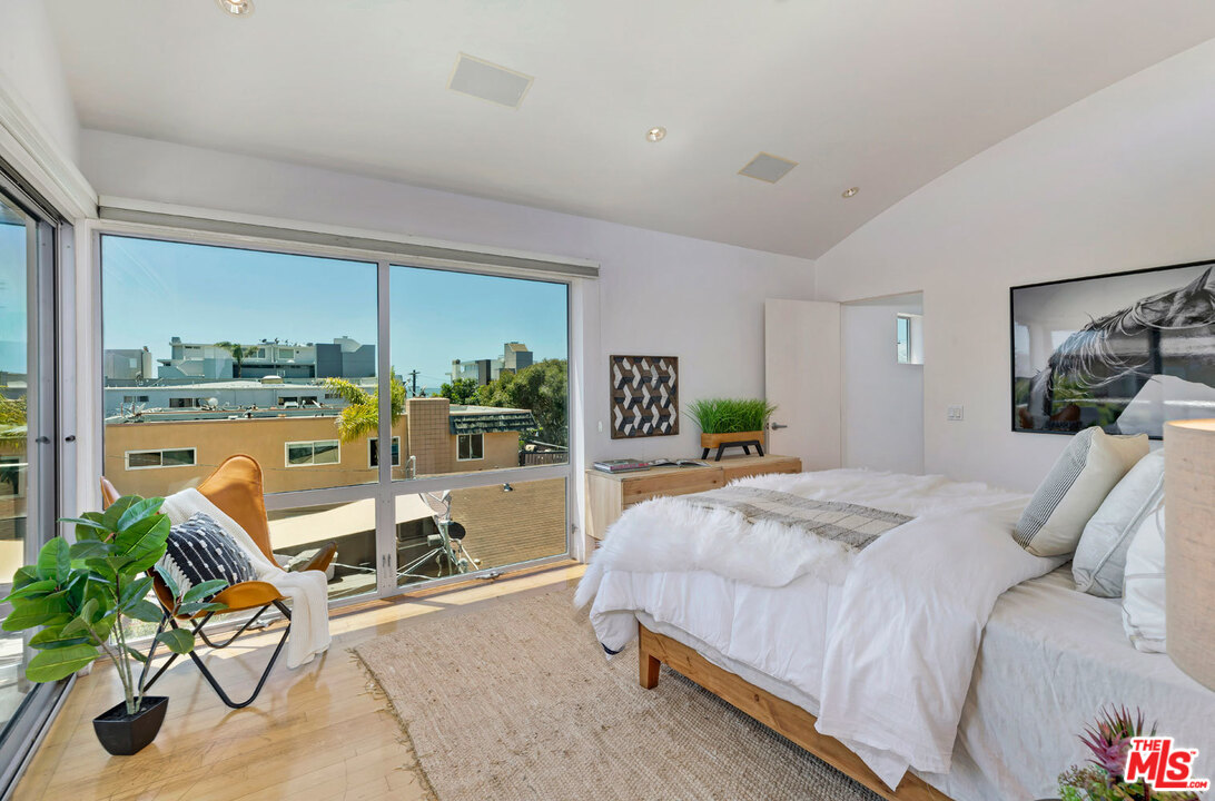 32 Fleet Street Marina del Rey, CA 90292 - Photo 17 of 39 a living room with a bed furniture and a large window
