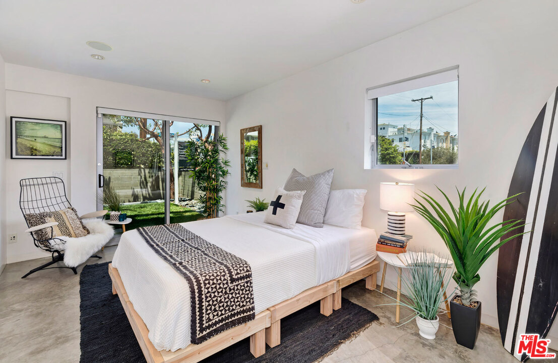 32 Fleet Street Marina del Rey, CA 90292 - Photo 24 of 39 a bedroom with a bed and a large window