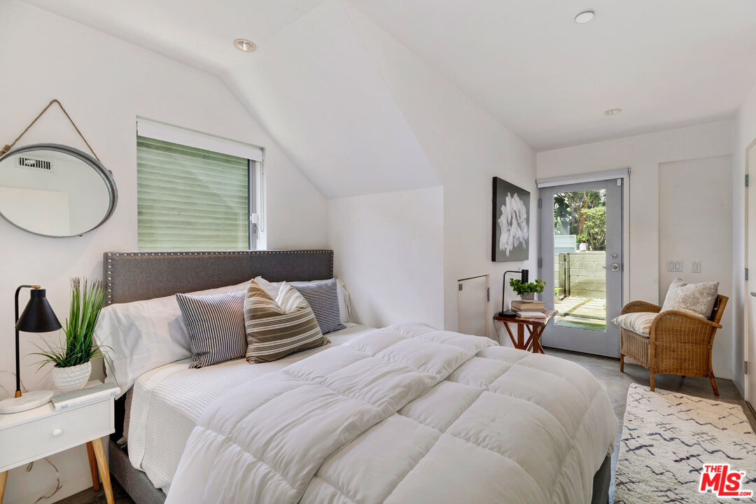32 Fleet Street Marina del Rey, CA 90292 - Photo 25 of 39 a bedroom with bed and windows