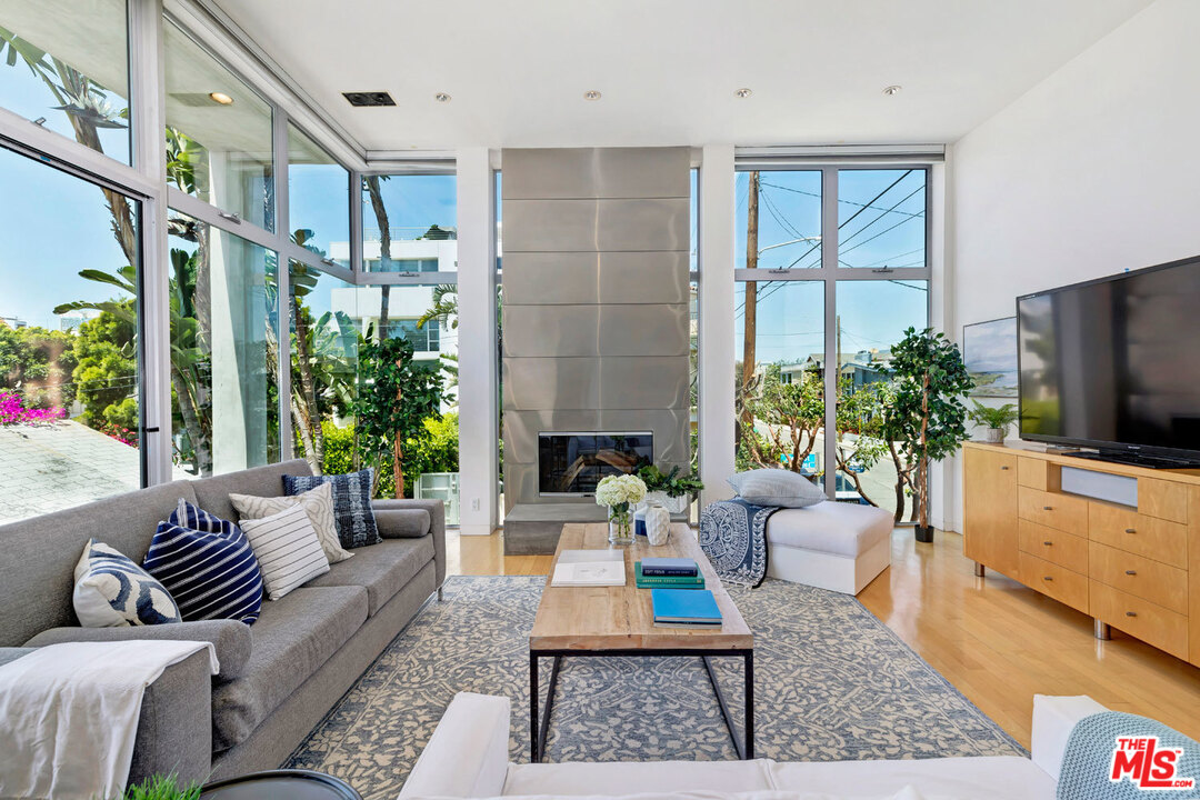 32 Fleet Street Marina del Rey, CA 90292 - Photo 4 of 39 a living room with furniture potted plant and a flat screen tv