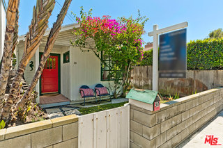 32 Fleet Street Marina del Rey, CA 90292 - Photo 36 of 39 a view of a house with a flower garden