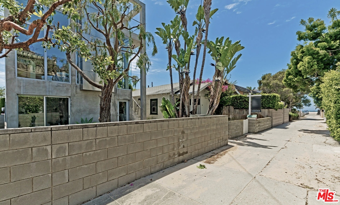 32 Fleet Street Marina del Rey, CA 90292 - Photo 39 of 39 a view of entrance gate of a house