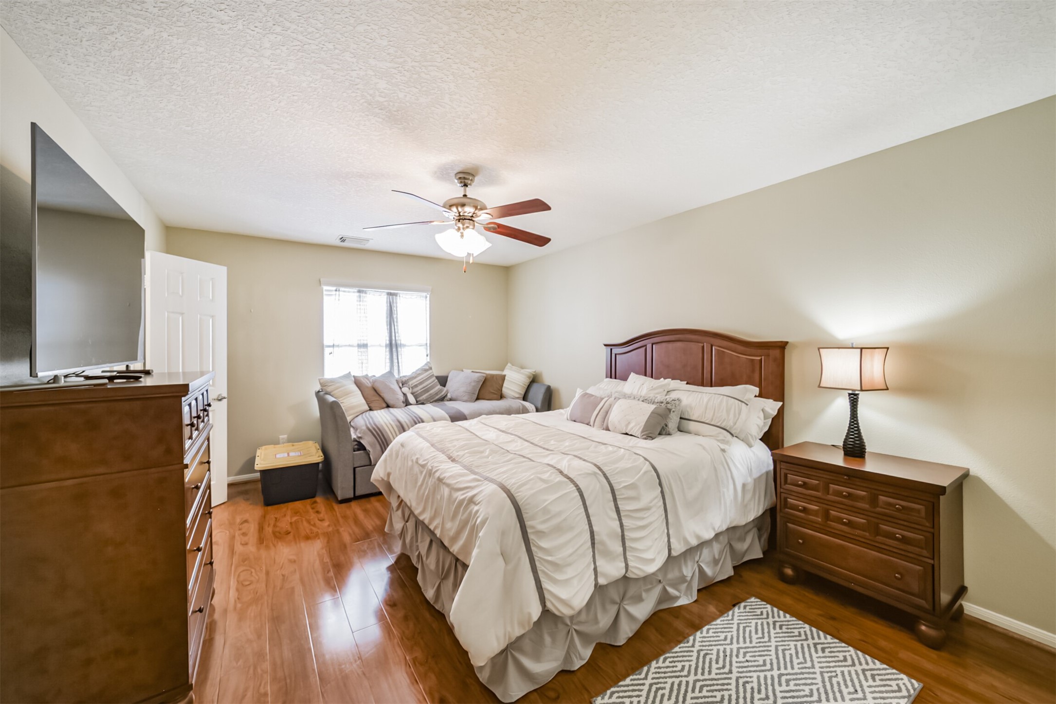 1430 West 24th Street Houston, TX 77008 - Photo 19 of 34 2nd bedroom - very spacious