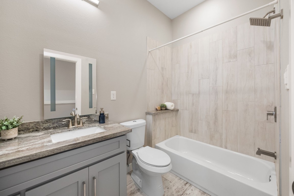 317 East 35th Street, Unit A Houston, TX 77018 - Photo 18 of 24 a bathroom with a sink a toilet and a bathtub
