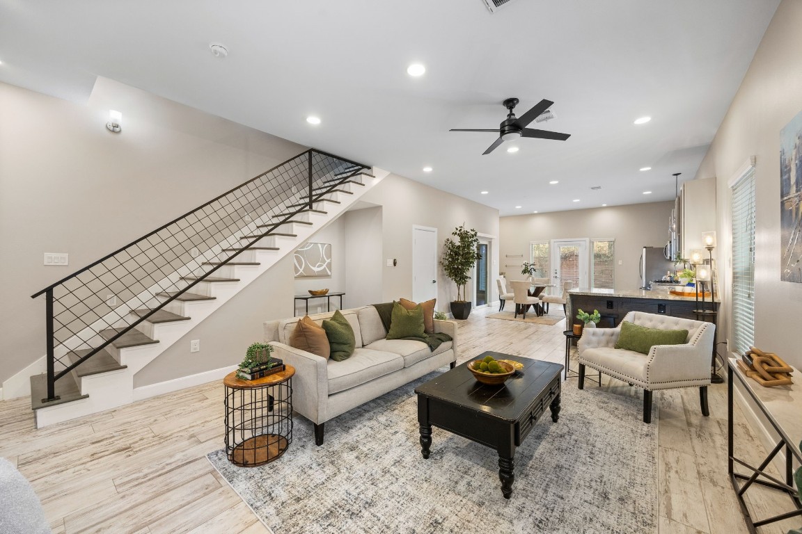 317 East 35th Street, Unit A Houston, TX 77018 - Photo 2 of 24 a living room with furniture