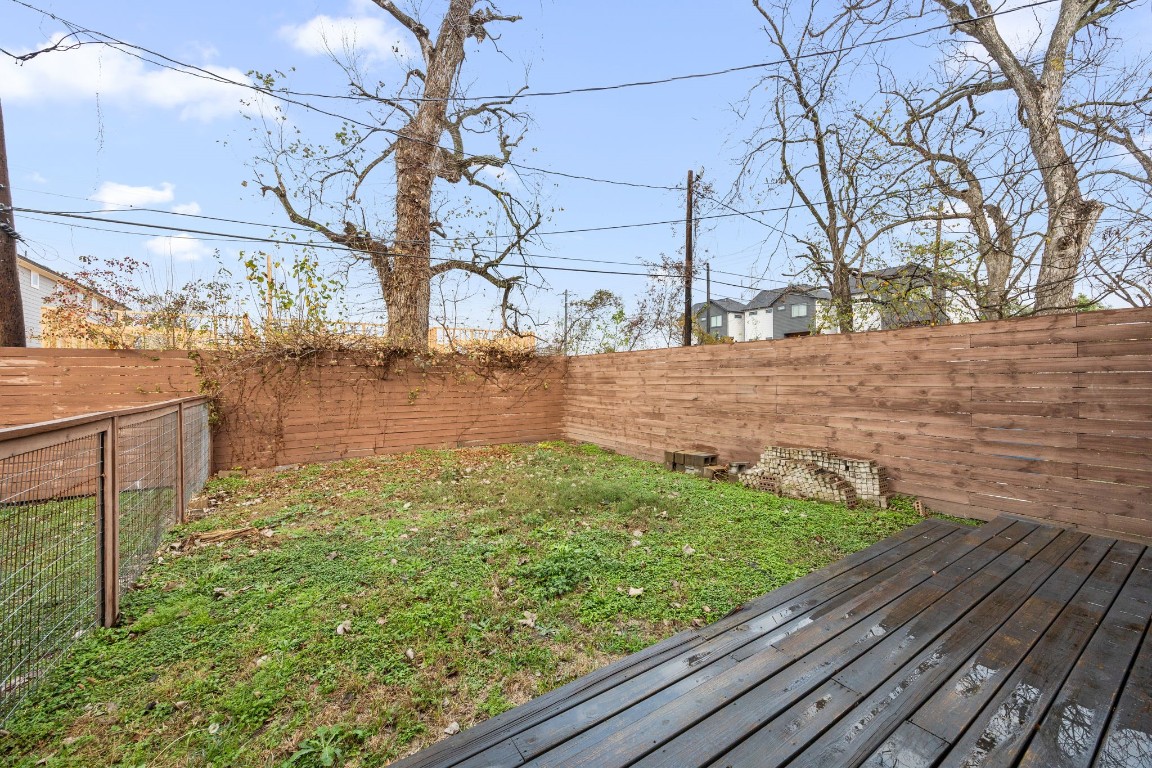 317 East 35th Street, Unit A Houston, TX 77018 - Photo 21 of 24 a view of a yard with wooden fence