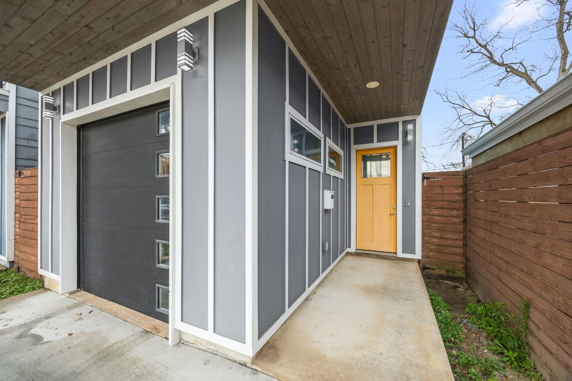 317 East 35th Street, Unit A Houston, TX 77018 - Photo 23 of 24 a view of house with wooden door