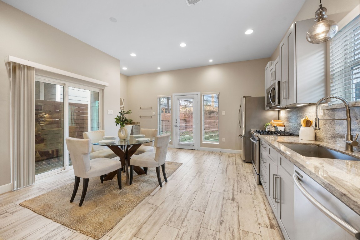317 East 35th Street, Unit A Houston, TX 77018 - Photo 6 of 24 a kitchen with sink and refrigerator