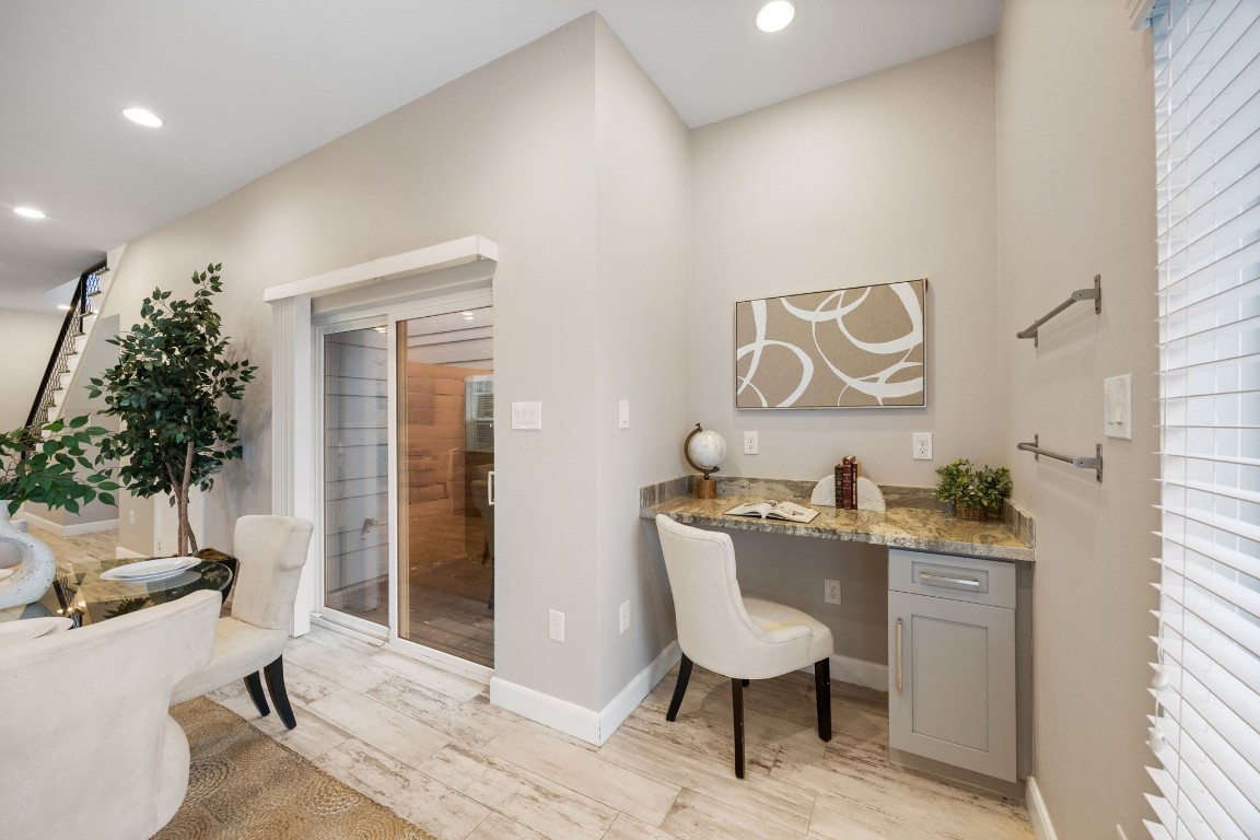 317 East 35th Street, Unit A Houston, TX 77018 - Photo 8 of 24 a workspace with furniture and window