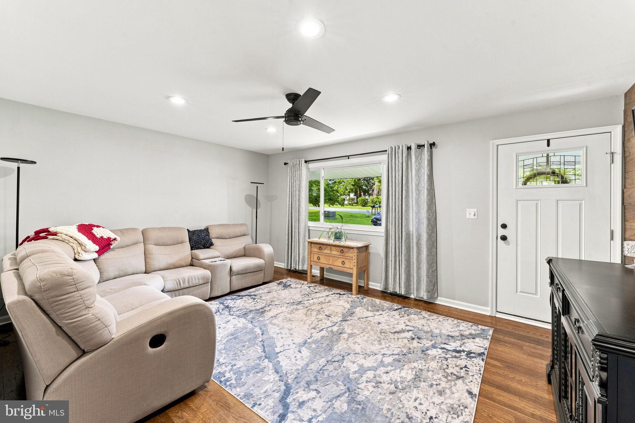 3527 Hooper Road New Windsor, MD 21776 - Photo 15 of 37 Living Room