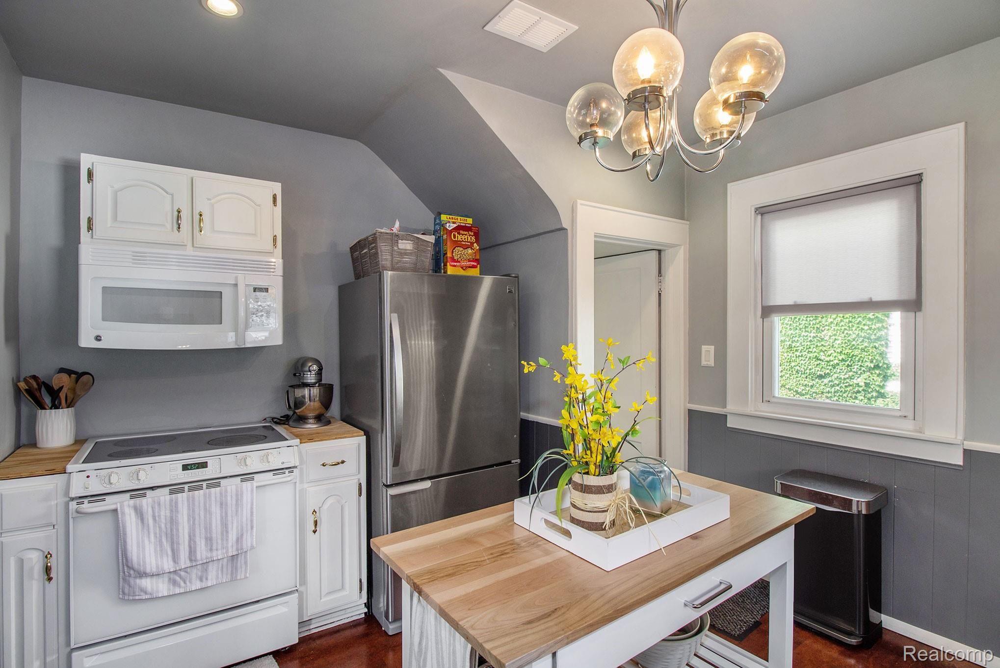 311 Strathmore Road Lansing, MI 48910 - Photo 6 of 21 IMG_5281.jpg