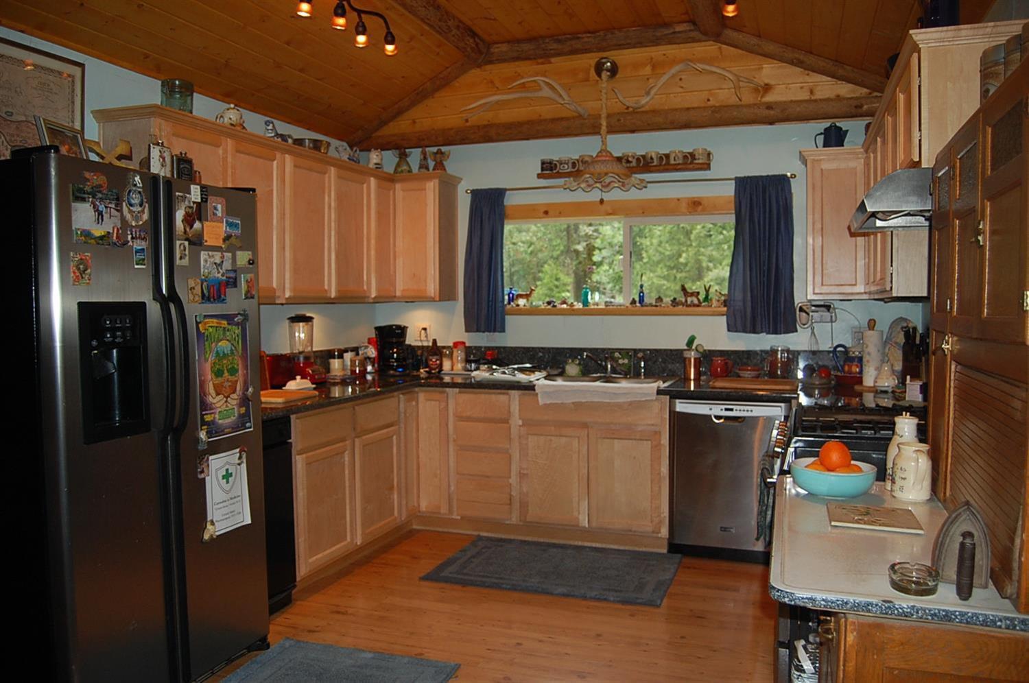 310 Page Creek Road Cave Junction, OR 97523 - Photo 7 of 31 U shaped kitchen with stainless steel ap