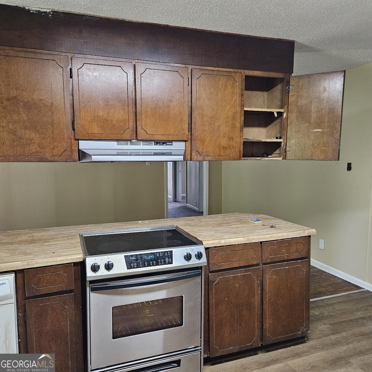 7067 Moseley Road Fort Valley, GA 31030 - Photo 2 of 37 a kitchen with a stove and a microwave