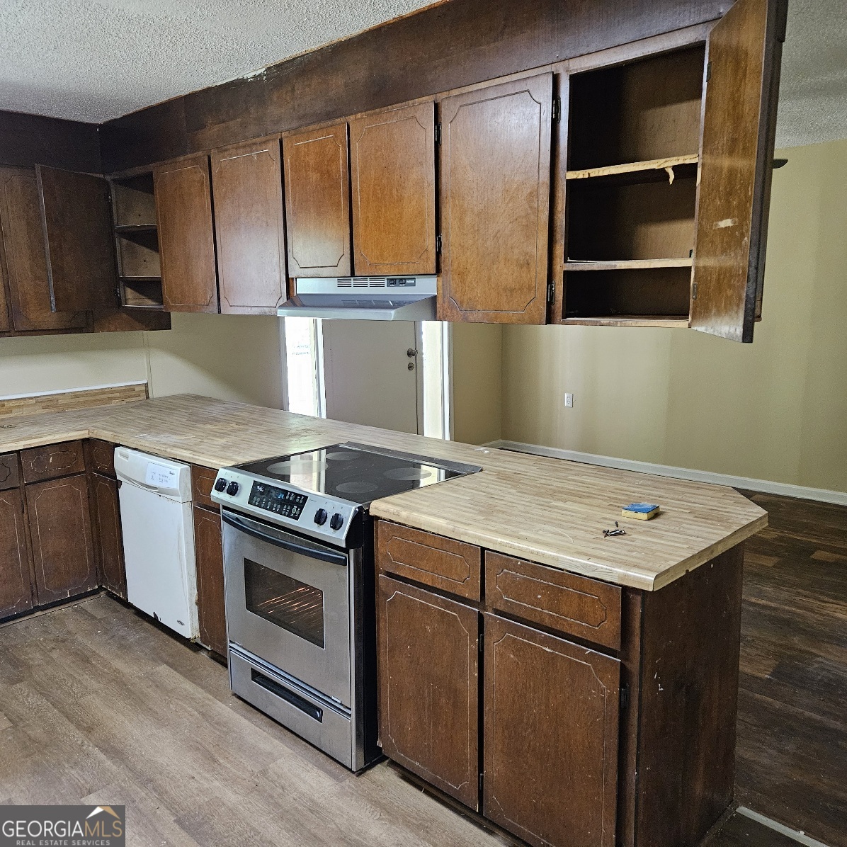7067 Moseley Road Fort Valley, GA 31030 - Photo 34 of 37 a kitchen with a stove and a sink