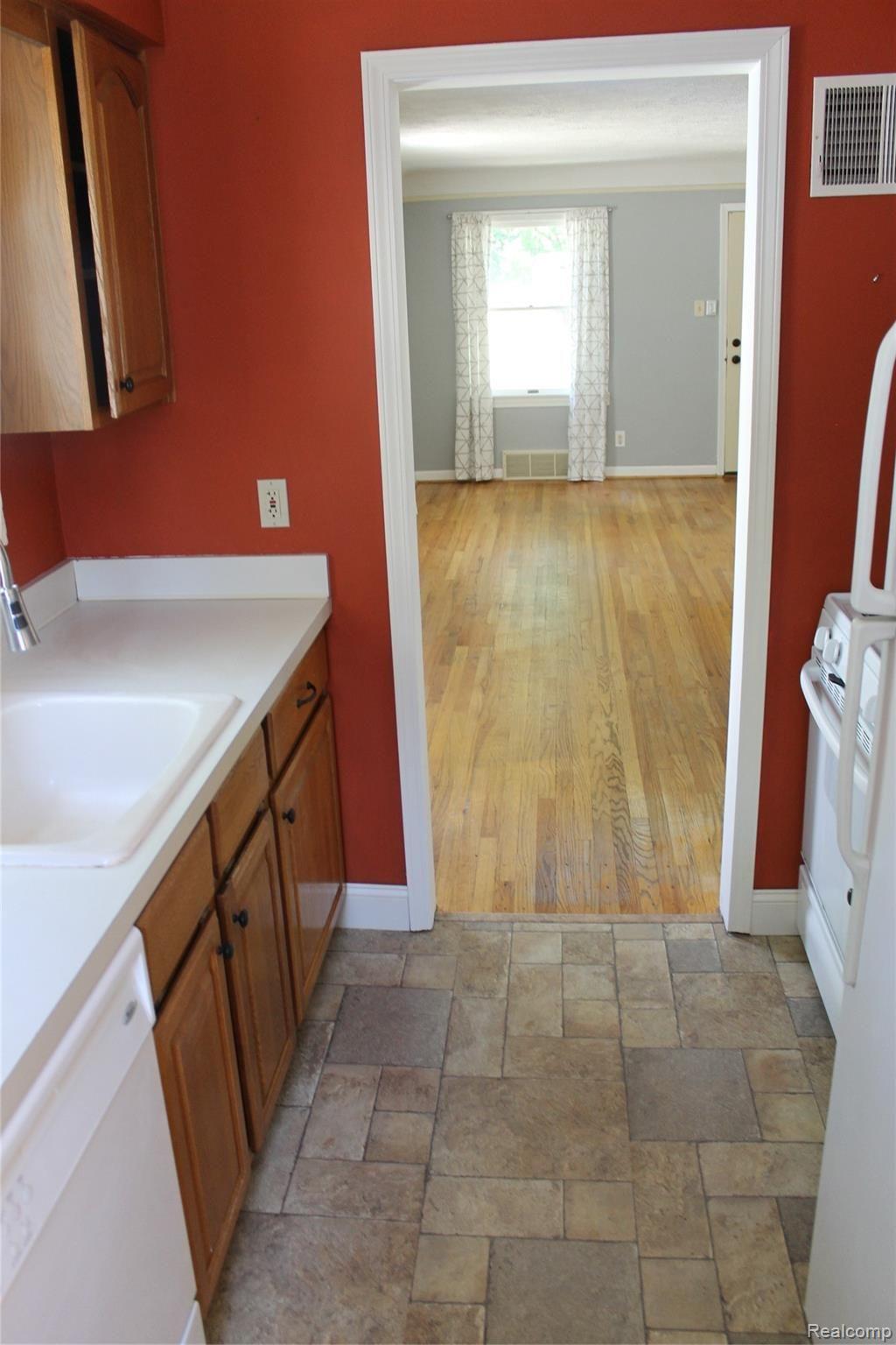 362 Dover Road Waterford, MI 48328 - Photo 18 of 26 kitchen a.JPG