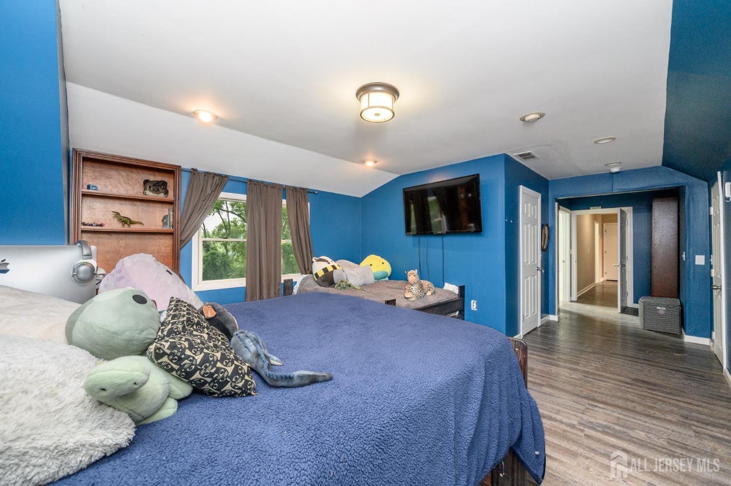 16 Pinewood Lane Washington, NJ 07882 - Photo 34 of 45 a large bed sitting in a room next to a window