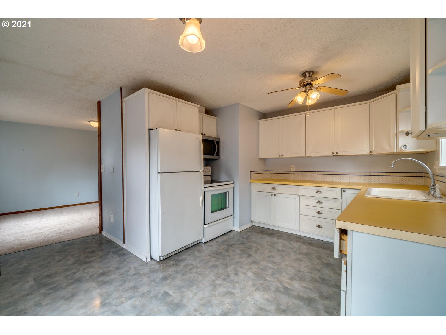 2853 Southwest Spring Garden Street Portland, OR 97219 - Photo 7 of 26 Gallery Image 7