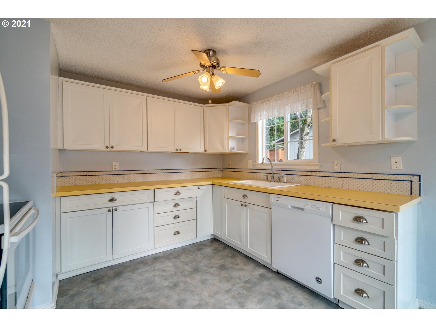2853 Southwest Spring Garden Street Portland, OR 97219 - Photo 8 of 26 Gallery Image 8