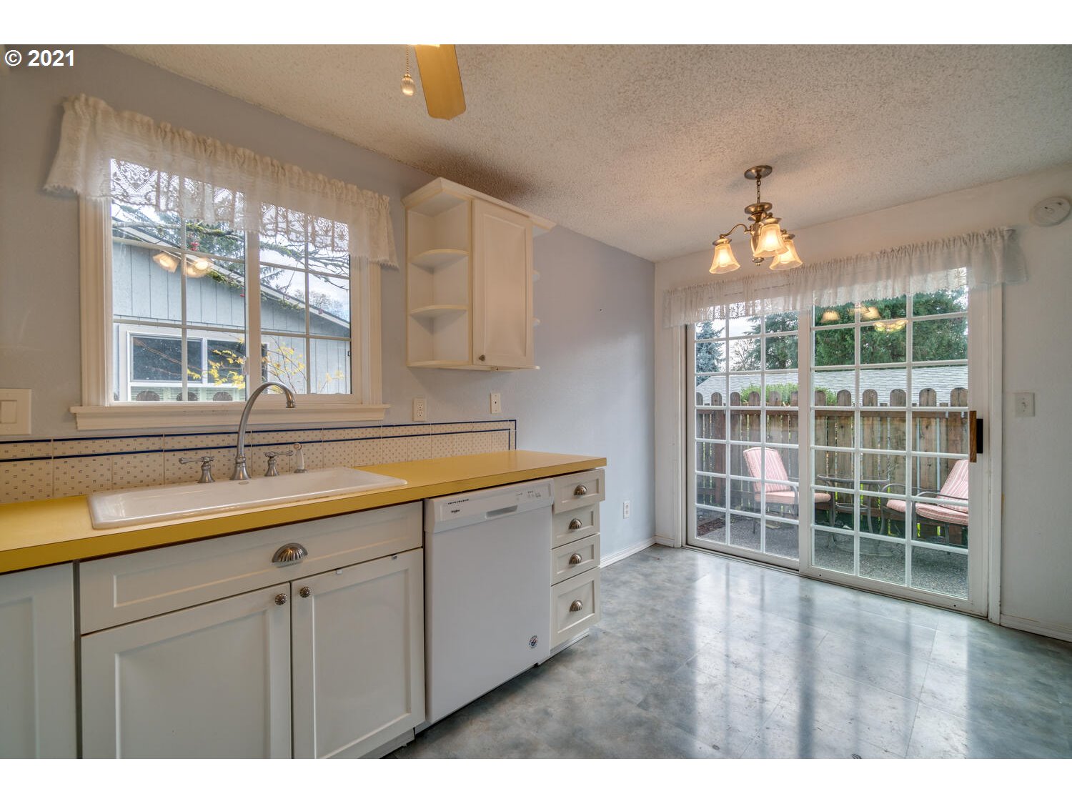 2853 Southwest Spring Garden Street Portland, OR 97219 - Photo 9 of 26 Gallery Image 9