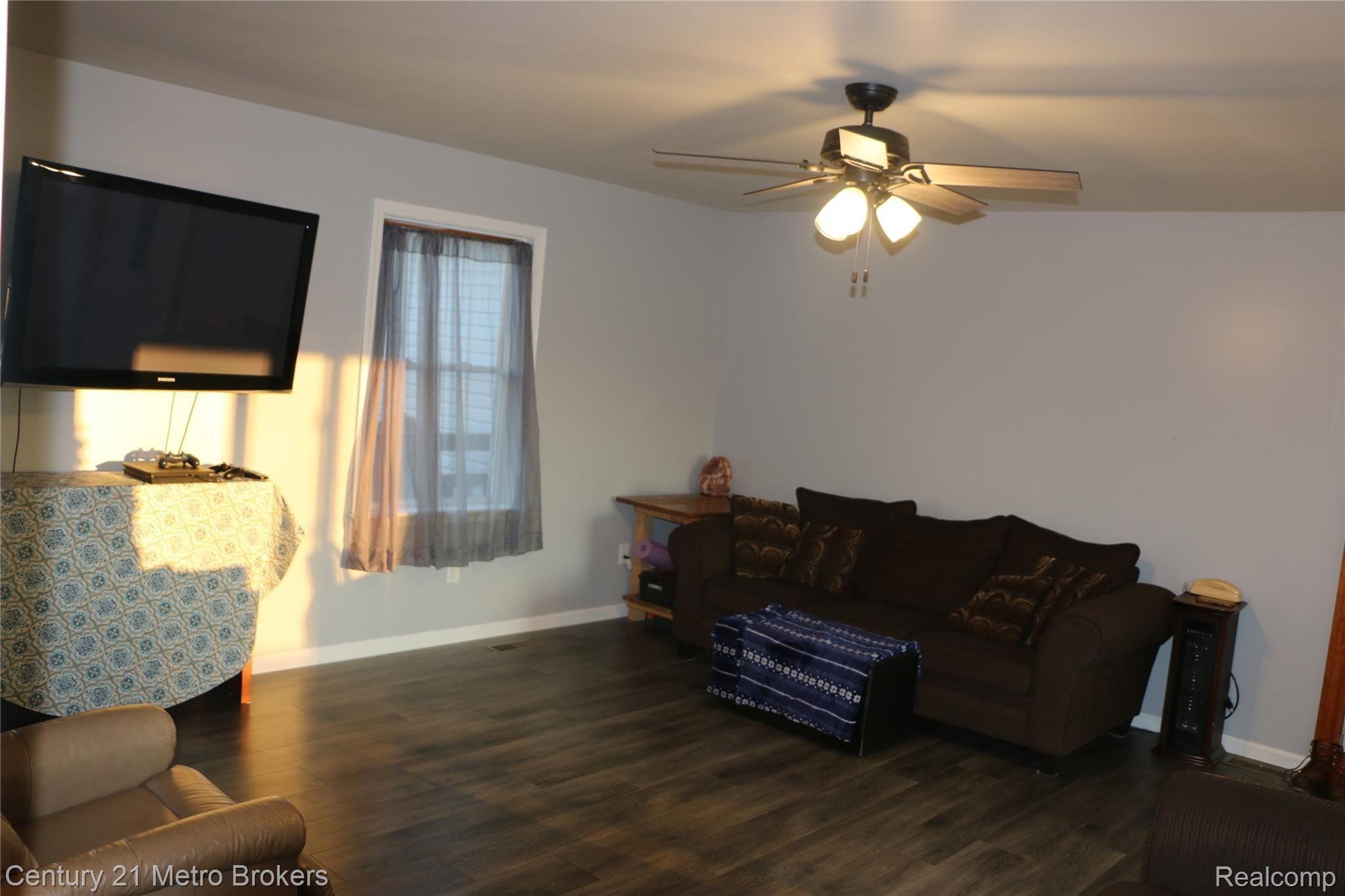 13205 North Irish Road Millington, MI 48746 - Photo 5 of 20 Living Room 2.JPG