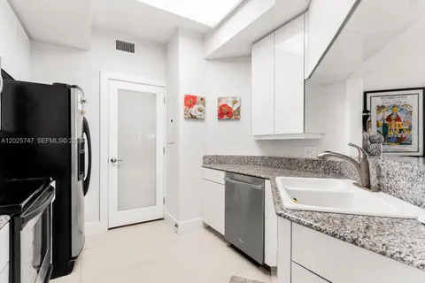 $620,000 | 888 Brickell Key Drive, Unit 1002, Miami, FL 33131