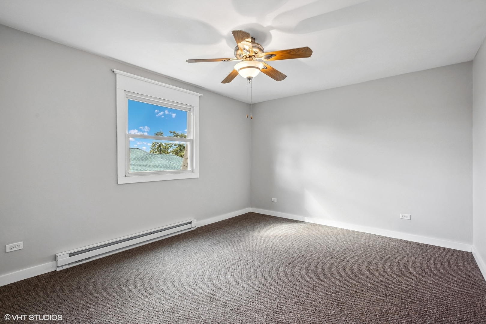 712 McCarthy Road Lemont, IL 60439 - Photo 13 of 24 an empty room with window and ceiling fan