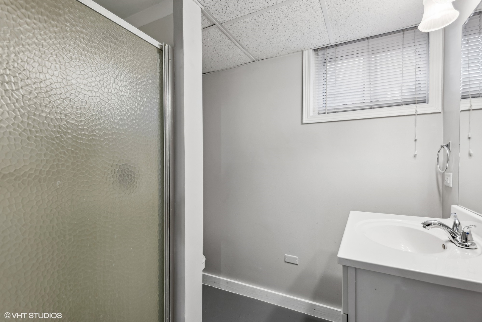 712 McCarthy Road Lemont, IL 60439 - Photo 20 of 24 a bathroom with a sink and mirror