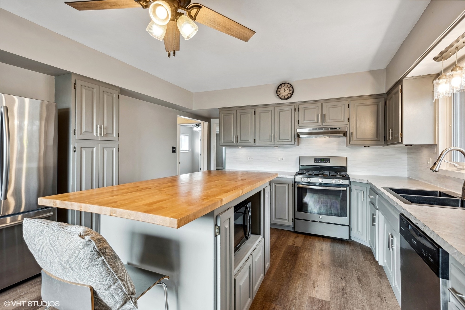 712 McCarthy Road Lemont, IL 60439 - Photo 5 of 24 a kitchen with stainless steel appliances granite countertop a sink stove and refrigerator
