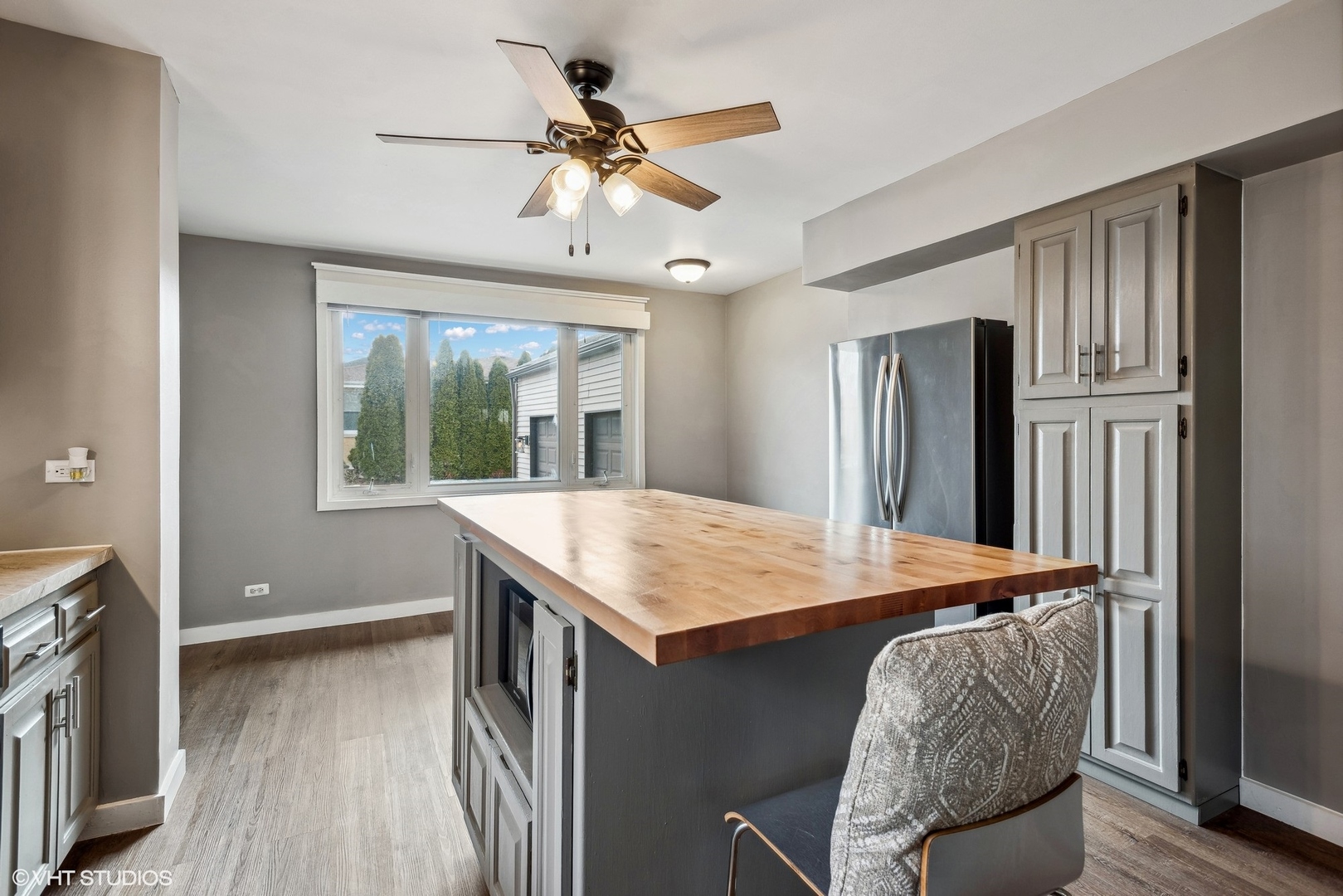 712 McCarthy Road Lemont, IL 60439 - Photo 6 of 24 a dining room with furniture and window