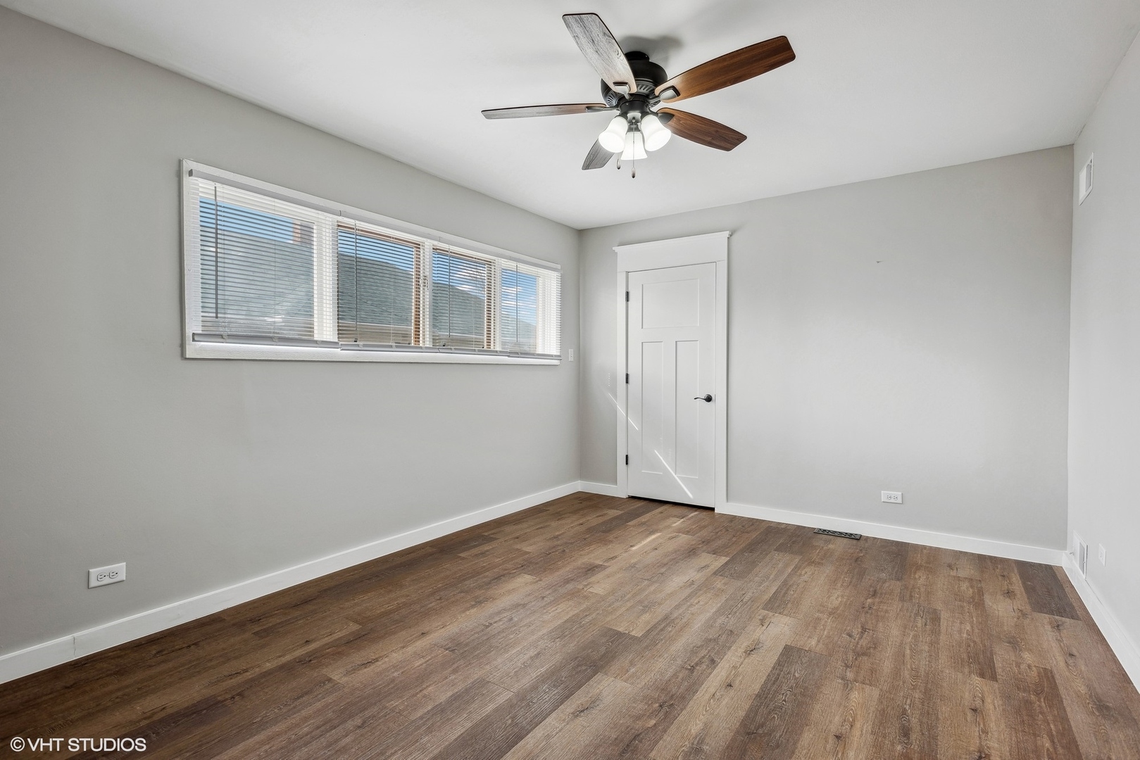 712 McCarthy Road Lemont, IL 60439 - Photo 10 of 24 a view of an empty room with wooden floor