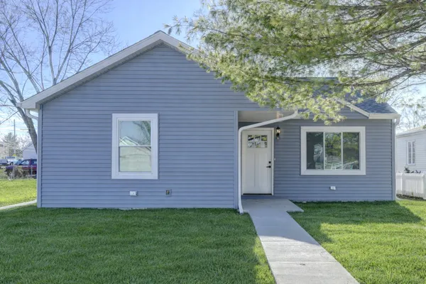 a view of front of a house with a yard