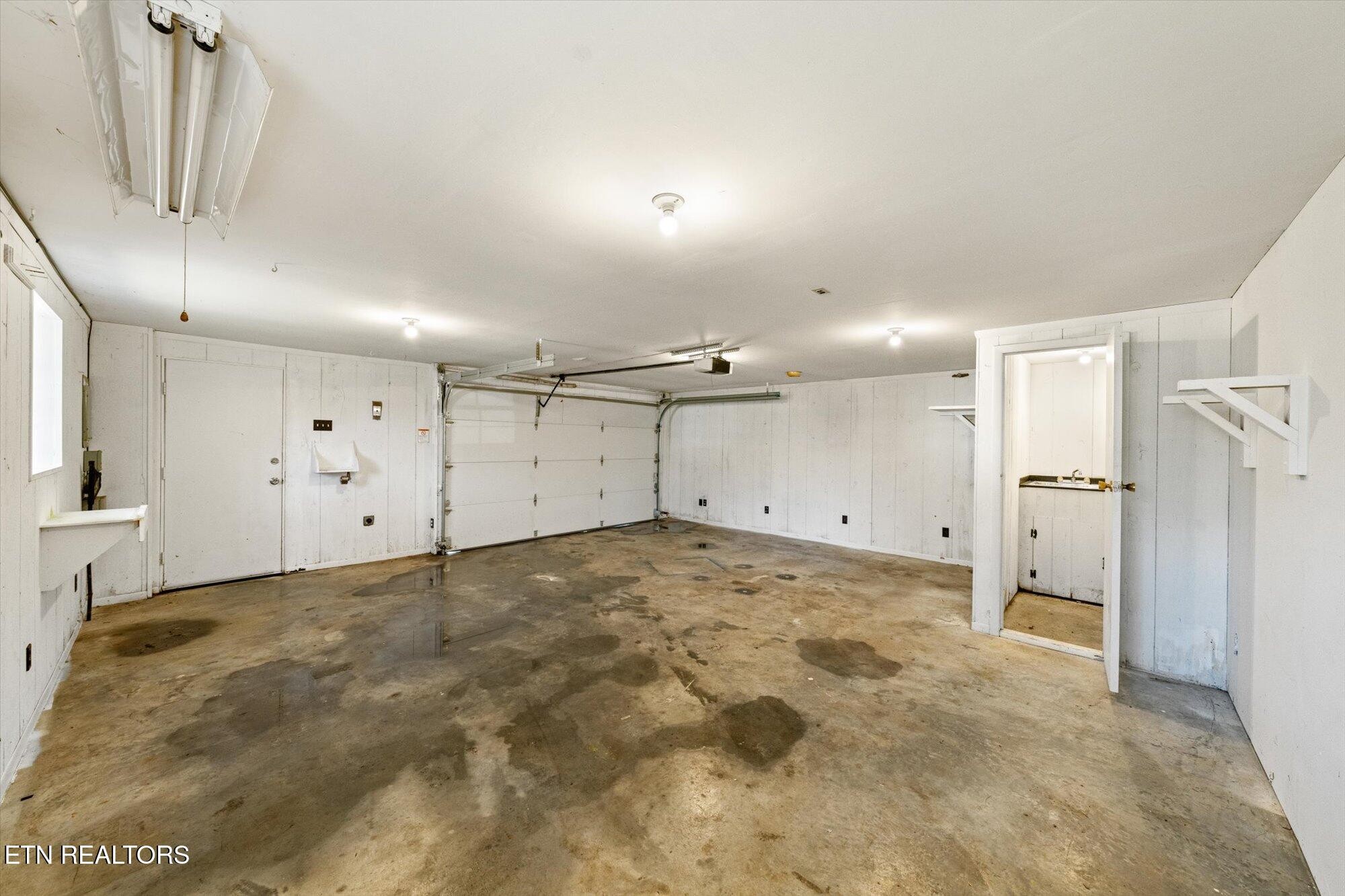 437 Oran Road Knoxville, TN 37934 - Photo 17 of 20 a view of a garage