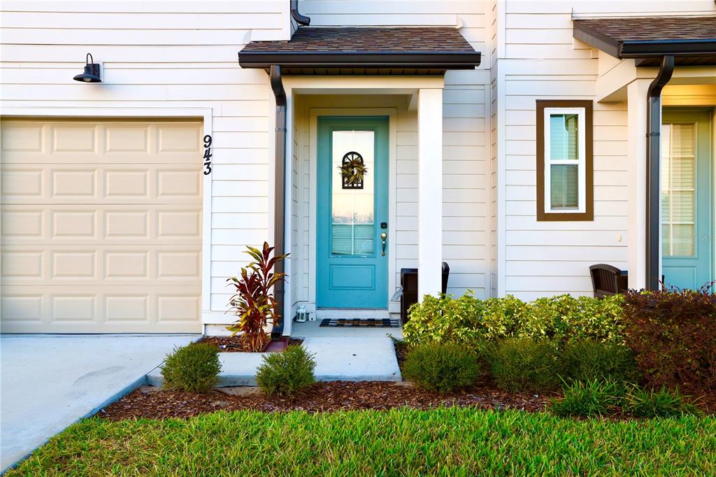 943 Conch Road Davenport, FL 33896 - Photo 4 of 42 a front view of a house with garden
