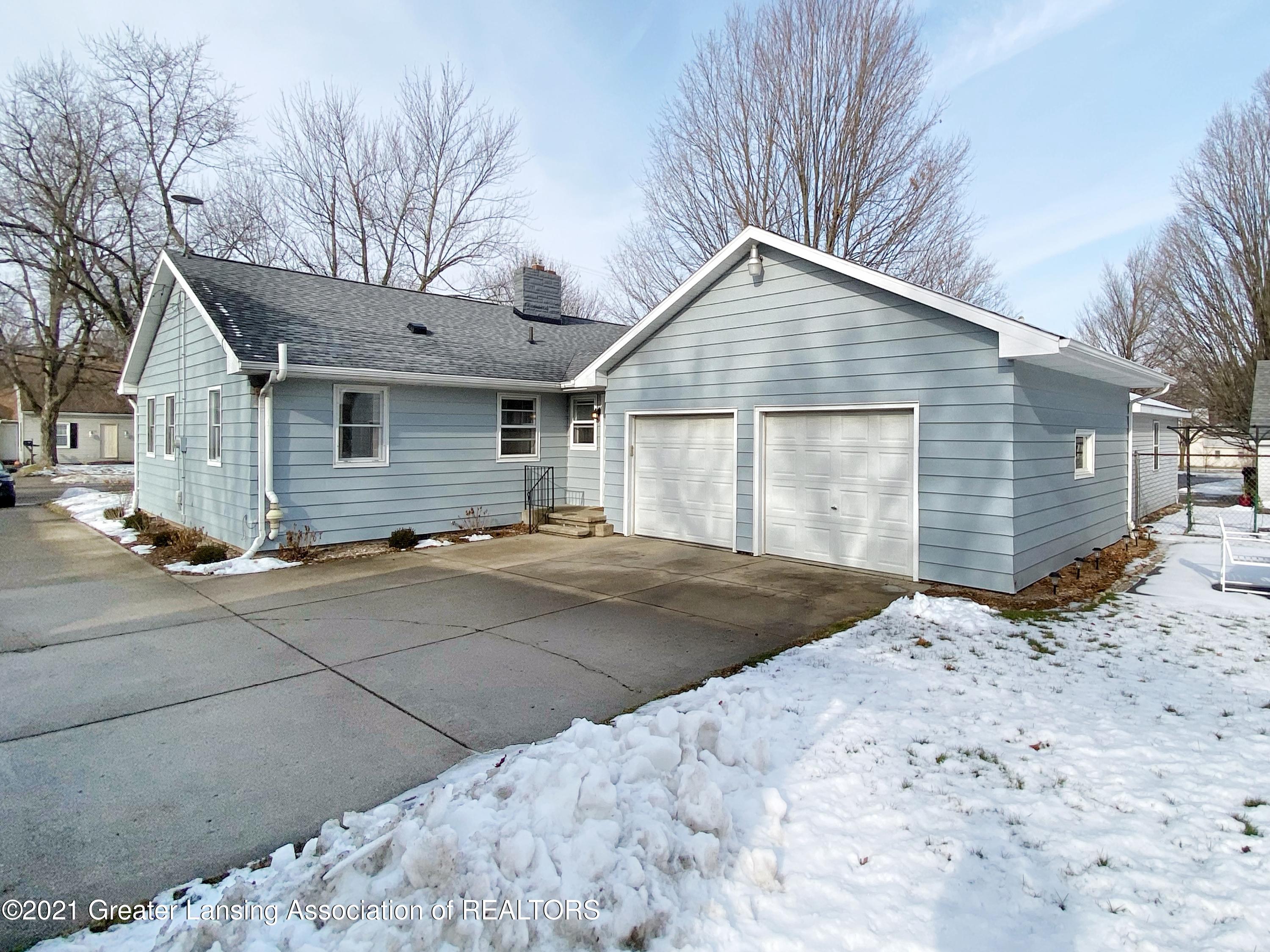 709 South Cochran Road Charlotte, MI 48813 - Photo 25 of 28 Garage