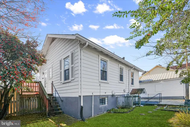 a view of a house with a backyard