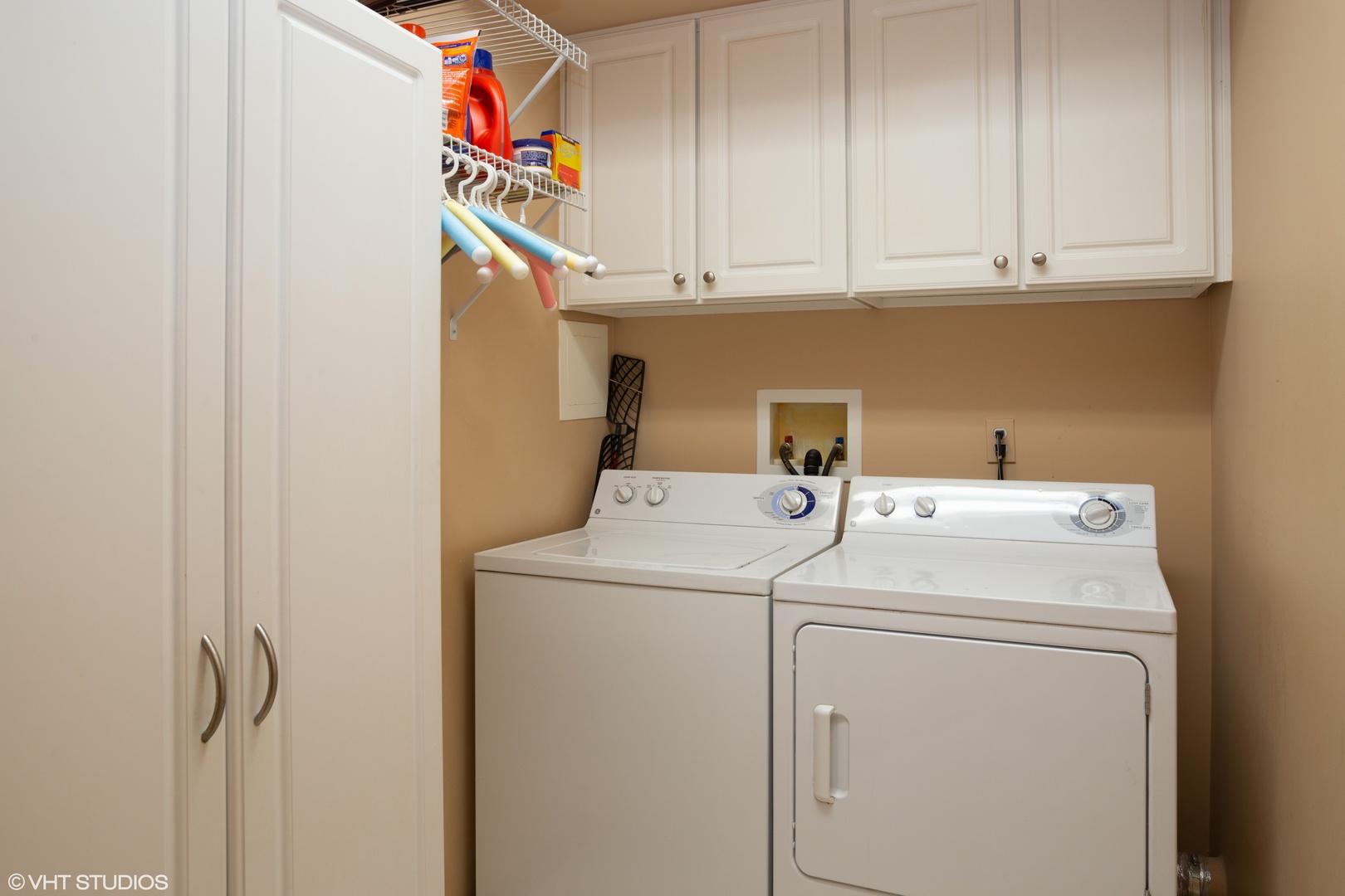 601 West Rand Road, Unit 202A Arlington Heights, IL 60004 - Photo 10 of 10 a utility room with dryer and washer