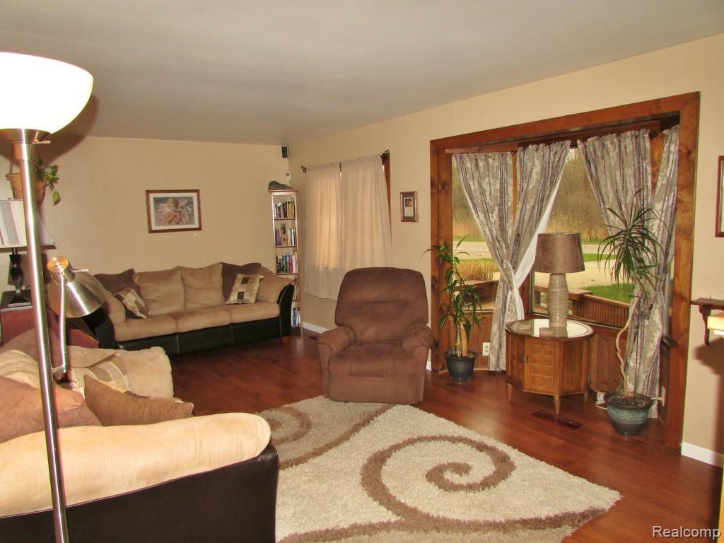 3415 West Utica Road Utica, MI 48317 - Photo 20 of 31 Living Room with Bay Window.jpg