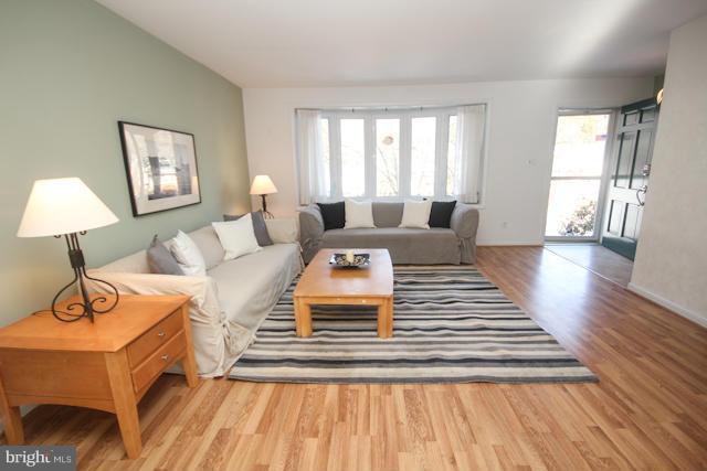 835 Loxford Terrace Silver Spring, MD 20901 - Photo 5 of 30 Living Room