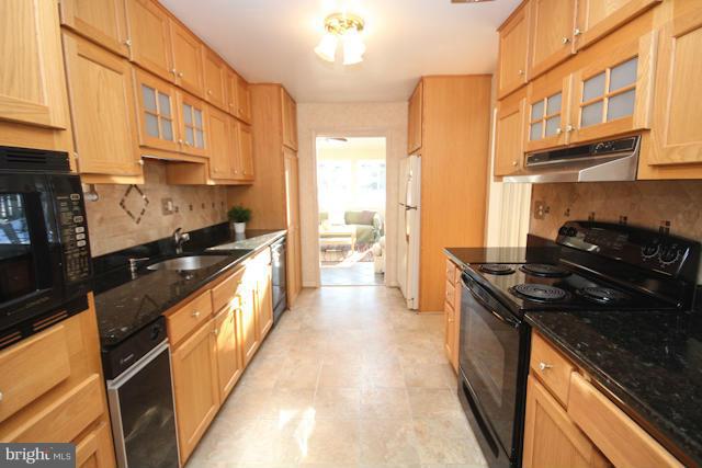 835 Loxford Terrace Silver Spring, MD 20901 - Photo 9 of 30 Kitchen