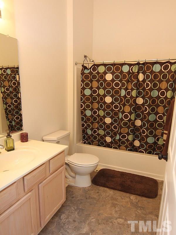5119 Neuse Commons Lane Raleigh, NC 27616 - Photo 14 of 22 Nice size hall bath!