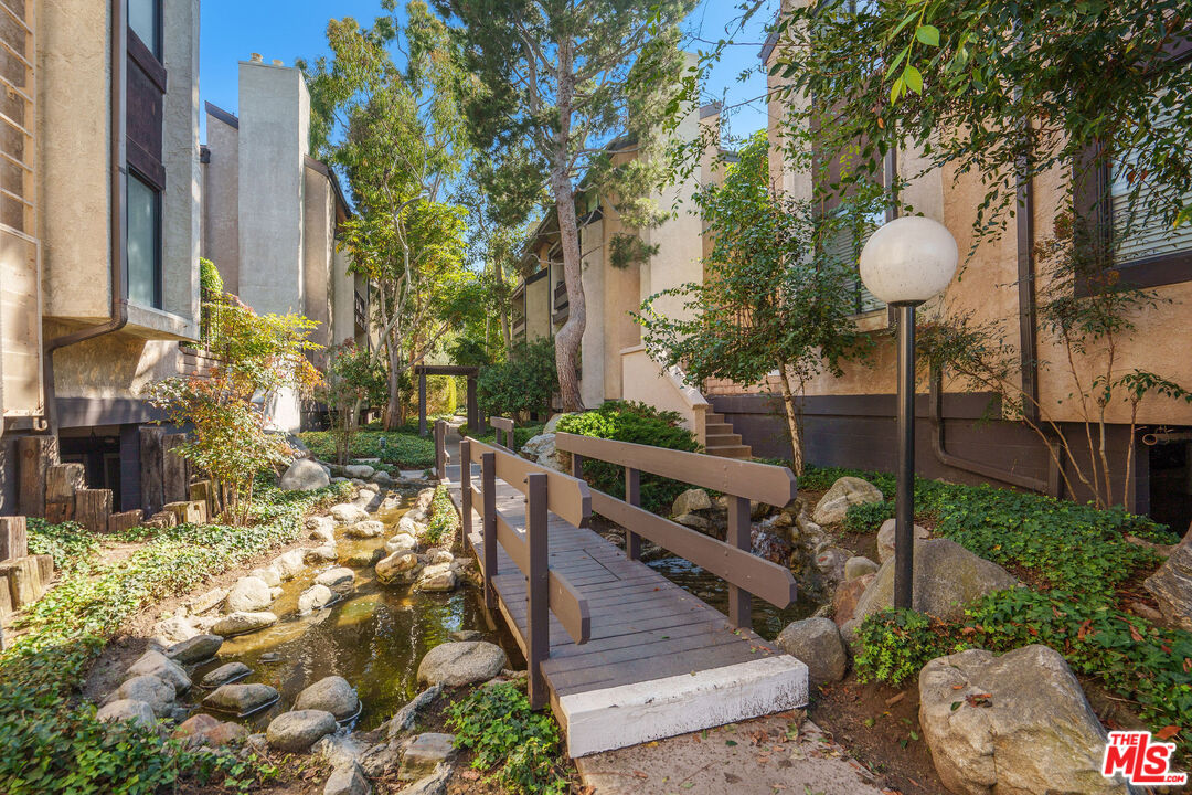 8114 Manitoba Street, Unit 208 Playa del Rey, CA 90293 - Photo 20 of 27 a view of a house with backyard and sitting area