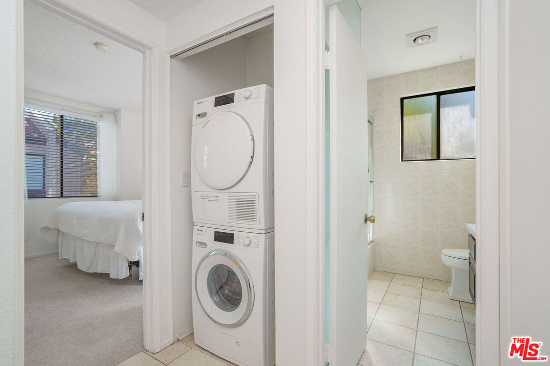 8114 Manitoba Street, Unit 208 Playa del Rey, CA 90293 - Photo 10 of 27 a bathroom with a toilet and a sink