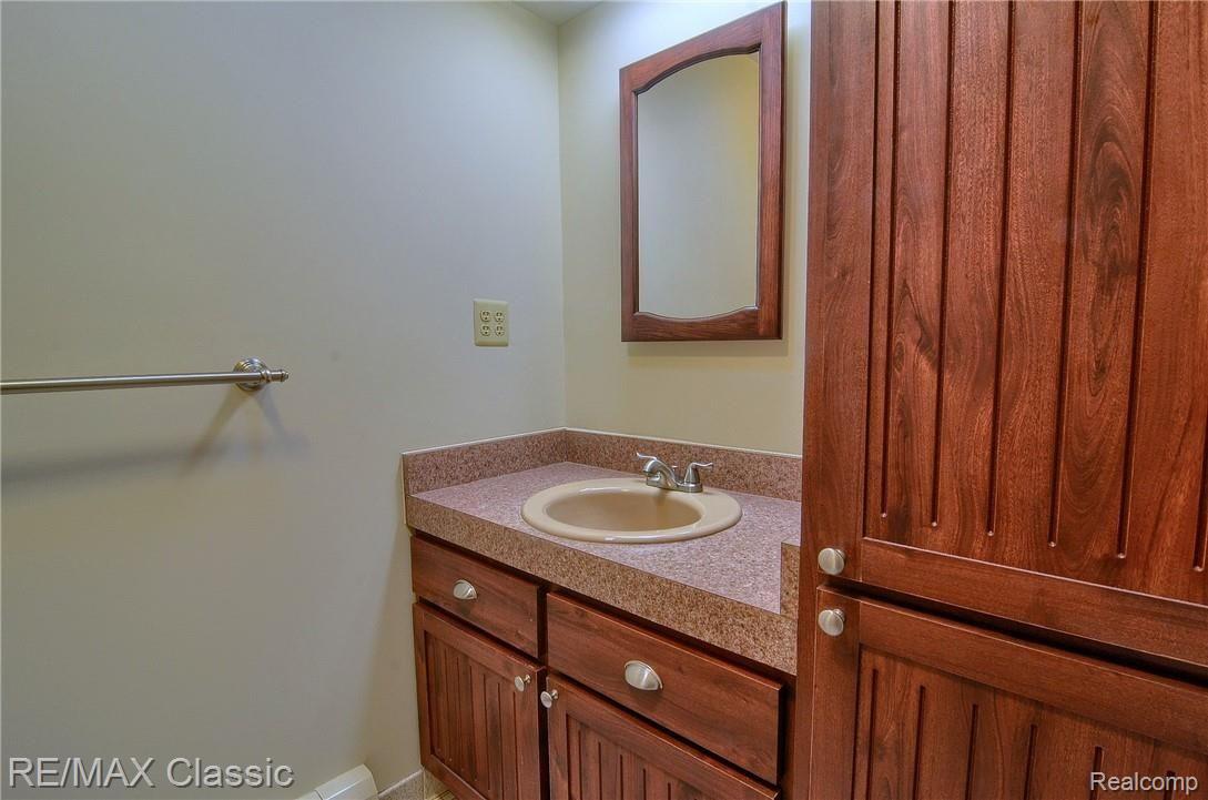 8661 Antcliff Road Howell, MI 48855 - Photo 14 of 38 Bathroom_2nd_View.jpg